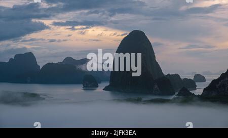 Panoramablick auf Sametnangshe, Blick auf Berge in der Phangnga Bucht mit Mangrovenwald in andamanensee mit Abenddämmerungshimmel, Reiseziel in Phangnga, Thailand Stockfoto