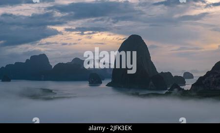 Panoramablick auf Sametnangshe, Blick auf Berge in der Phangnga Bucht mit Mangrovenwald in andamanensee mit Abenddämmerungshimmel, Reiseziel in Phangnga, Thailand Stockfoto