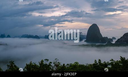 Panoramablick auf Sametnangshe, Blick auf Berge in der Phangnga Bucht mit Mangrovenwald in andamanensee mit Abenddämmerungshimmel, Reiseziel in Phangnga, Thailand Stockfoto