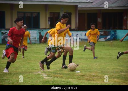 Panamao, Sulu, Philippinen. 3.. Juli 2022. Von der Angst zum Spaß. Es geht um die Rettung des Lebens von Kindern, der 'Football for Peace' versucht Kinder zu retten, die anfällig für die Rekrutierung von gesetzlosen Gruppen und anderen ''˜schlechten Elementen' in der Gesellschaft sind. Es ist unser Weg, die Liebe zu unserem Land zu schärfen und unseren Glauben zu stärken. „Football for Peace“ ist mehr als nur ein Spiel „Football for Peace“, es ist eine Lebensart. Eine Art Liebe, die alle erobert. Aufbau einer Zukunft, die Hoffnung unter den Kindern der Provinz Sulu fördert. Das Marine Bataillon Landing Team-7 'Auffällig Stockfoto