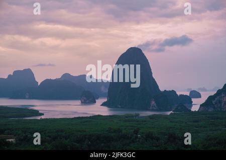 Panoramablick auf Sametnangshe, Blick auf Berge in der Phangnga Bucht mit Mangrovenwald in andamanensee mit Abenddämmerungshimmel, Reiseziel in Phangnga, Thailand Stockfoto