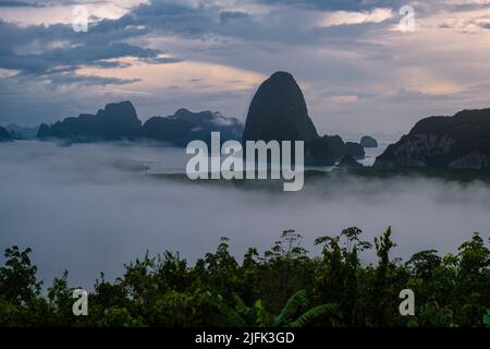 Panoramablick auf Sametnangshe, Blick auf Berge in der Phangnga Bucht mit Mangrovenwald in andamanensee mit Abenddämmerungshimmel, Reiseziel in Phangnga, Thailand Stockfoto