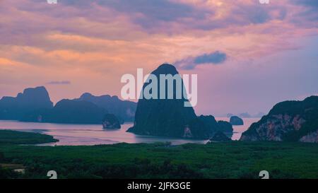 Panoramablick auf Sametnangshe, Blick auf Berge in der Phangnga Bucht mit Mangrovenwald in andamanensee mit Abenddämmerungshimmel, Reiseziel in Phangnga, Thailand Stockfoto