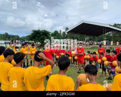 Panamao, Sulu, Philippinen. 3.. Juli 2022. Von der Angst zum Spaß. Es geht um die Rettung des Lebens von Kindern, der 'Football for Peace' versucht Kinder zu retten, die anfällig für die Rekrutierung von gesetzlosen Gruppen und anderen ''˜schlechten Elementen' in der Gesellschaft sind. Es ist unser Weg, die Liebe zu unserem Land zu schärfen und unseren Glauben zu stärken. „Football for Peace“ ist mehr als nur ein Spiel „Football for Peace“, es ist eine Lebensart. Eine Art Liebe, die alle erobert. Aufbau einer Zukunft, die Hoffnung unter den Kindern der Provinz Sulu fördert. Das Marine Bataillon Landing Team-7 'Auffällig Stockfoto