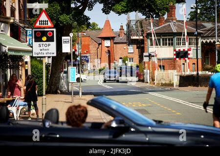 Manchester, Hale Village Shopping Area Ashley Road Bahnhof Bahnhofsübergang Stockfoto