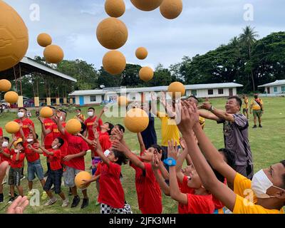 Panamao, Sulu, Philippinen. 3.. Juli 2022. Von der Angst zum Spaß. Es geht um die Rettung des Lebens von Kindern, der 'Football for Peace' versucht Kinder zu retten, die anfällig für die Rekrutierung von gesetzlosen Gruppen und anderen ''˜schlechten Elementen' in der Gesellschaft sind. Es ist unser Weg, die Liebe zu unserem Land zu schärfen und unseren Glauben zu stärken. „Football for Peace“ ist mehr als nur ein Spiel „Football for Peace“, es ist eine Lebensart. Eine Art Liebe, die alle erobert. Aufbau einer Zukunft, die Hoffnung unter den Kindern der Provinz Sulu fördert. Das Marine Bataillon Landing Team-7 'Auffällig Stockfoto