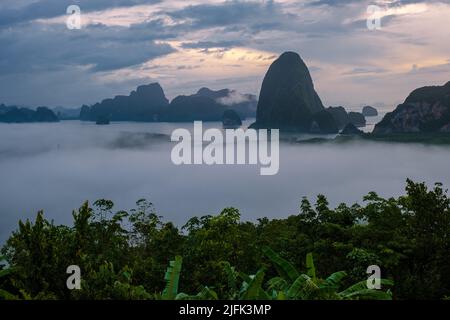 Panoramablick auf Sametnangshe, Blick auf Berge in der Phangnga Bucht mit Mangrovenwald in andamanensee mit Abenddämmerungshimmel, Reiseziel in Phangnga, Thailand Stockfoto