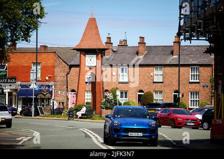 Manchester, Hale Viallge Einkaufsviertel Ashley Road modernistische Backsteinuhr Stockfoto