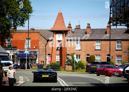 Manchester, Hale Viallge Einkaufsviertel Ashley Road modernistische Backsteinuhr Stockfoto