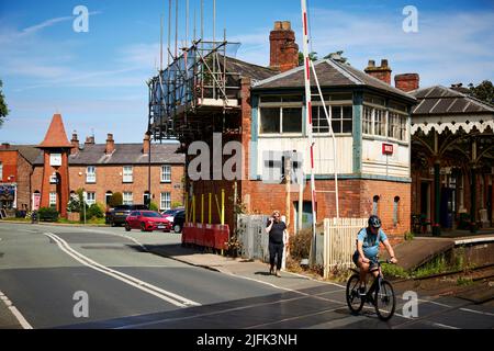 Manchester, Hale Viallge Einkaufsviertel Ashley Road Bahnhofsübergangsstraße Stockfoto