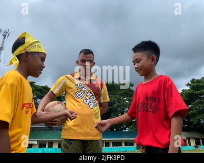 Panamao, Sulu, Philippinen. 3.. Juli 2022. Von der Angst zum Spaß. Es geht um die Rettung des Lebens von Kindern, der 'Football for Peace' versucht Kinder zu retten, die anfällig für die Rekrutierung von gesetzlosen Gruppen und anderen ''˜schlechten Elementen' in der Gesellschaft sind. Es ist unser Weg, die Liebe zu unserem Land zu schärfen und unseren Glauben zu stärken. „Football for Peace“ ist mehr als nur ein Spiel „Football for Peace“, es ist eine Lebensart. Eine Art Liebe, die alle erobert. Aufbau einer Zukunft, die Hoffnung unter den Kindern der Provinz Sulu fördert. Das Marine Bataillon Landing Team-7 'Auffällig Stockfoto