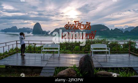 AO Tho Li Aussichtspunkt Sametnangshe, Blick auf Berge in der Phangnga Bucht mit Mangrovenwald in Andamanensee mit Abenddämmerungshimmel, Reiseland in Phangnga, Thailand Juli 2022 Stockfoto