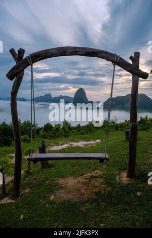 Panoramablick auf Sametnangshe, Blick auf Berge in der Phangnga Bucht mit Mangrovenwald in andamanensee mit Abenddämmerungshimmel, Reiseziel in Phangnga, Thailand Stockfoto