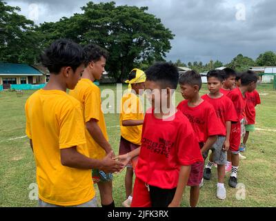 Panamao, Sulu, Philippinen. 3.. Juli 2022. Von der Angst zum Spaß. Es geht um die Rettung des Lebens von Kindern, der 'Football for Peace' versucht Kinder zu retten, die anfällig für die Rekrutierung von gesetzlosen Gruppen und anderen ''˜schlechten Elementen' in der Gesellschaft sind. Es ist unser Weg, die Liebe zu unserem Land zu schärfen und unseren Glauben zu stärken. „Football for Peace“ ist mehr als nur ein Spiel „Football for Peace“, es ist eine Lebensart. Eine Art Liebe, die alle erobert. Aufbau einer Zukunft, die Hoffnung unter den Kindern der Provinz Sulu fördert. Das Marine Bataillon Landing Team-7 'Auffällig Stockfoto