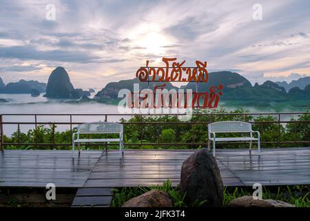 AO Tho Li Aussichtspunkt Sametnangshe, Blick auf Berge in der Phangnga Bucht mit Mangrovenwald in Andamanensee mit Abenddämmerungshimmel, Reiseland in Phangnga, Thailand Juli 2022 Stockfoto