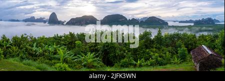 Panoramablick auf Sametnangshe, Blick auf Berge in der Phangnga Bucht mit Mangrovenwald in andamanensee mit Abenddämmerungshimmel, Reiseziel in Phangnga, Thailand Stockfoto