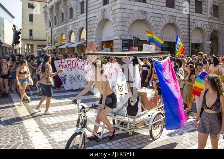 Padua, Venetien, Italien. 3.. Juli 2022. Padova Pride 2022 - Corpi in Rivolta 3 Luglio 2022.Corpi in Rivolta - Padua Pride 2022. Sonntag, 3. Juli, eine großartige Veranstaltung, an der viele junge Menschen teilnehmen. An der Spitze der Prozession steht der italienische Abgeordnete Alessandro Zan, Autor des Gesetzentwurfs gegen Homotransphobie (Bild: © Mimmo Lamacchia/Pacific Press via ZUMA Press Wire) Stockfoto