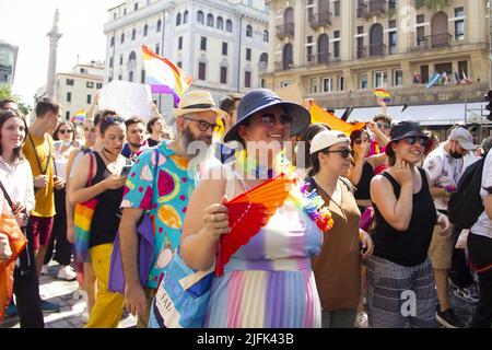 Padua, Venetien, Italien. 3.. Juli 2022. Padova Pride 2022 - Corpi in Rivolta 3 Luglio 2022.Corpi in Rivolta - Padua Pride 2022. Sonntag, 3. Juli, eine großartige Veranstaltung, an der viele junge Menschen teilnehmen. An der Spitze der Prozession steht der italienische Abgeordnete Alessandro Zan, Autor des Gesetzentwurfs gegen Homotransphobie (Bild: © Mimmo Lamacchia/Pacific Press via ZUMA Press Wire) Stockfoto