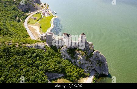 Alte Festung Golubac in Serbien am Ufer der Donau Blick von einer Drohne Stockfoto