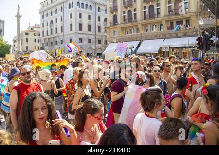 Padua, Venetien, Italien. 3.. Juli 2022. Padova Pride 2022 - Corpi in Rivolta 3 Luglio 2022.Corpi in Rivolta - Padua Pride 2022. Sonntag, 3. Juli, eine großartige Veranstaltung, an der viele junge Menschen teilnehmen. An der Spitze der Prozession steht der italienische Abgeordnete Alessandro Zan, Autor des Gesetzentwurfs gegen Homotransphobie (Bild: © Mimmo Lamacchia/Pacific Press via ZUMA Press Wire) Stockfoto