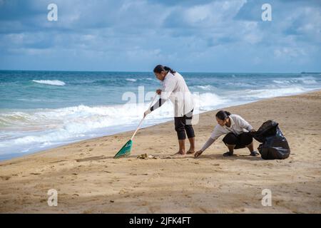 Am Strand von Phuket, Thailand, reinigen Menschen Plastikmüll am 2022. Juli Stockfoto