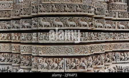Schnitzereien von Makarpakshi, Pfauen und Kriegsszenen am Tempel des Shree Lakshminarayana Temple, Hoshaholalu, Mandya, Karnataka, Indien. Stockfoto