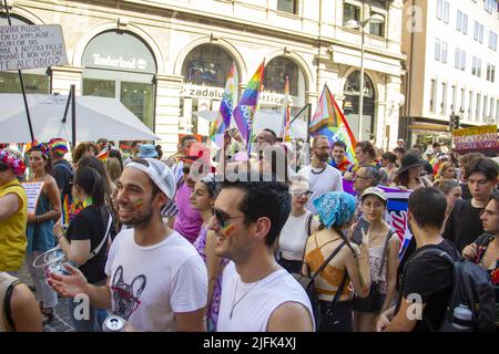 Padua, Venetien, Italien. 3.. Juli 2022. Padova Pride 2022 - Corpi in Rivolta 3 Luglio 2022.Corpi in Rivolta - Padua Pride 2022. Sonntag, 3. Juli, eine großartige Veranstaltung, an der viele junge Menschen teilnehmen. An der Spitze der Prozession steht der italienische Abgeordnete Alessandro Zan, Autor des Gesetzentwurfs gegen Homotransphobie (Bild: © Mimmo Lamacchia/Pacific Press via ZUMA Press Wire) Stockfoto