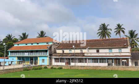 Alte Häuser in der Stadt Hoshaholalu, Mandya, Karnataka, Indien. Stockfoto