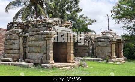 Gefallene gebrochene Tempel um den Mahadeva Tempel, Itagi, Koppal, Karnataka, Indien. Stockfoto