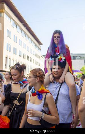 Padua, Venetien, Italien. 3.. Juli 2022. Padova Pride 2022 - Corpi in Rivolta 3 Luglio 2022.Corpi in Rivolta - Padua Pride 2022. Sonntag, 3. Juli, eine großartige Veranstaltung, an der viele junge Menschen teilnehmen. An der Spitze der Prozession steht der italienische Abgeordnete Alessandro Zan, Autor des Gesetzentwurfs gegen Homotransphobie (Bild: © Mimmo Lamacchia/Pacific Press via ZUMA Press Wire) Stockfoto