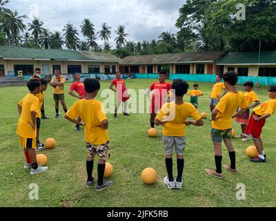 Panamao, Sulu, Philippinen. 3.. Juli 2022. Von der Angst zum Spaß. Es geht um die Rettung des Lebens von Kindern, der 'Football for Peace' versucht Kinder zu retten, die anfällig für die Rekrutierung von gesetzlosen Gruppen und anderen ''˜schlechten Elementen' in der Gesellschaft sind. Es ist unser Weg, die Liebe zu unserem Land zu schärfen und unseren Glauben zu stärken. „Football for Peace“ ist mehr als nur ein Spiel „Football for Peace“, es ist eine Lebensart. Eine Art Liebe, die alle erobert. Aufbau einer Zukunft, die Hoffnung unter den Kindern der Provinz Sulu fördert. Das Marine Bataillon Landing Team-7 'Auffällig Stockfoto