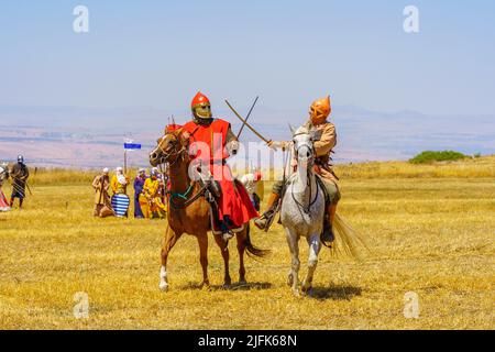 Lavi, Israel - 01. Juli 2022: Nachstellung der Schlacht von Hattin 1187 (Ayyubid Sultan Saladin besiegte die Kreuzritter): Reiter (Kavallerie Stockfoto