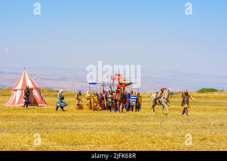 Lavi, Israel - 01. Juli 2022: Nachstellung der Schlacht von Hattin 1187 (Ayyubid Sultan Saladin besiegte die Kreuzritter): Erholung ungezwungen Stockfoto