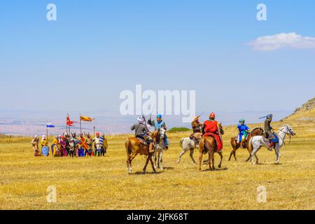 Lavi, Israel - 01. Juli 2022: Nachstellung der Schlacht von Hattin 1187 (Ayyubid Sultan Saladin besiegte die Kreuzritter): Reiter (Kavallerie Stockfoto