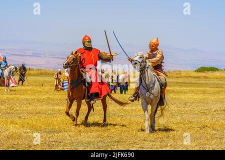 Lavi, Israel - 01. Juli 2022: Nachstellung der Schlacht von Hattin 1187 (Ayyubid Sultan Saladin besiegte die Kreuzritter): Reiter (Kavallerie Stockfoto