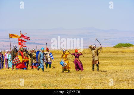 Lavi, Israel - 01. Juli 2022: Nachstellung der Schlacht von Hattin 1187 (Ayyubid Sultan Saladin besiegte die Kreuzritter): Kreuzritterschützen. Stockfoto