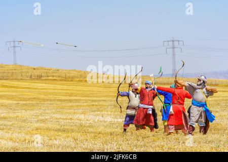 Lavi, Israel - 01. Juli 2022: Nachstellung der Schlacht von Hattin 1187 (Ayyubid Sultan Saladin besiegte die Kreuzritter): Ayyubid Bogenschützen. Stockfoto