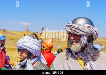 Lavi, Israel - 01. Juli 2022: Nachstellung der Schlacht von Hattin 1187 (Ayyubid Sultan Saladin besiegte die Kreuzritter): Teilnehmer dres Stockfoto