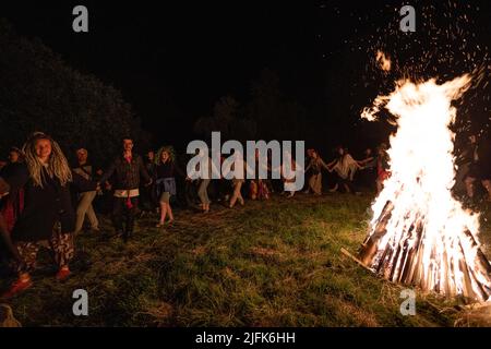 2022-06-18 Dudutki, Minsk, Weißrussland: Feier des traditionellen Hochsommerfestes - 'Kupalle'. Die Menschen tanzen um das Feuer herum. Stockfoto