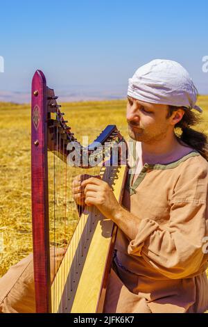 Lavi, Israel - 01. Juli 2022: Nachstellung der Schlacht von Hattin 1187 (Ayyubid Sultan Saladin besiegte die Kreuzritter): Musiker mit har Stockfoto