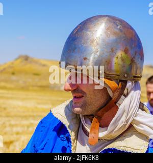 Lavi, Israel - 01. Juli 2022: Nachstellung der Schlacht von Hattin 1187 (Ayyubid Sultan Saladin besiegte die Kreuzritter): Teilnehmer dres Stockfoto