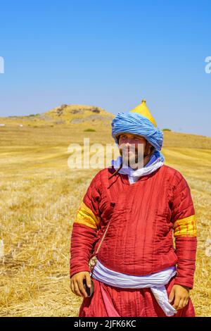 Lavi, Israel - 01. Juli 2022: Nachstellung der Schlacht von Hattin 1187 (Ayyubid Sultan Saladin besiegte die Kreuzritter): Teilnehmer dres Stockfoto