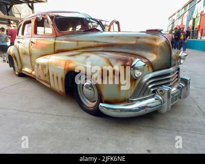 Avellaneda, Argentinien - Mär 20, 2022: Alte Oldsmobile 98 viertürige Limousine 1940s in einem Lagerhof. Rattenstab. Oldtimer-Show Stockfoto