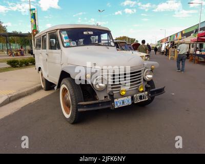 Avellaneda, Argentinien - 3. Apr 2022: Altes Rastrojero Diesel RD-Kombi-Anwesen der ersten Generation 1954-1969. IAME 2022 Oldtimer-Show. Stockfoto