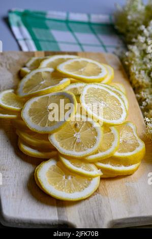 Holunderblütenlimonade mit Zitronen in der Küche Stockfoto