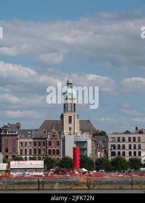 Antwerpen, Belgien, 01-07-2022, rechtes Ufer der Schelde in Antwerpen mit Blick auf die St.-Andreas-Kirche Stockfoto