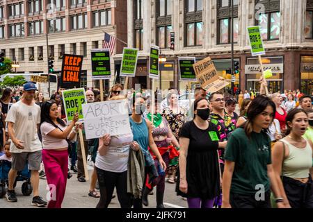 Demonstranten mit Schilder My Body My Choice, Verbot von Bomben statt Körpern, Abtreibungsrechte, Menschen mit Plakaten, die Abtreibungsrechte bei Protest in den USA unterstützen Stockfoto