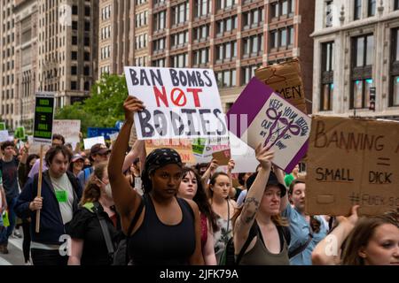 Demonstranten mit Schilder My Body My Choice, Verbot von Bomben statt Körpern, Abtreibungsrechte, Menschen mit Plakaten, die Abtreibungsrechte bei Protest in den USA unterstützen Stockfoto