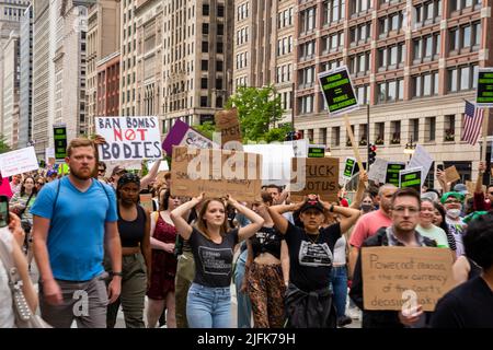 Demonstranten mit Schilder My Body My Choice, Verbot von Bomben statt Körpern, Abtreibungsrechte, Menschen mit Plakaten, die Abtreibungsrechte bei Protest in den USA unterstützen Stockfoto