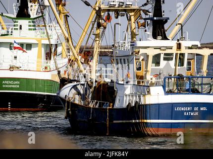 2022-07-04 09:29:21 IJMUIDEN - Fischer haben sich den Protesten der Landwirte gegen die Stickstoffpläne der Regierung angeschlossen. Sie blockierten den Hafen von IJmuiden mit ihren Booten. Neben den Folgen des Brexit, der Ankunft von Windparks und dem europäischen Verbot der Pulsfischerei hat der Fischereisektor auch mit den explodierenden Kraftstoffpreisen zu kämpfen. ANP KOEN VAN WEEL netherlands Out - belgium Out Credit: ANP/Alamy Live News Stockfoto